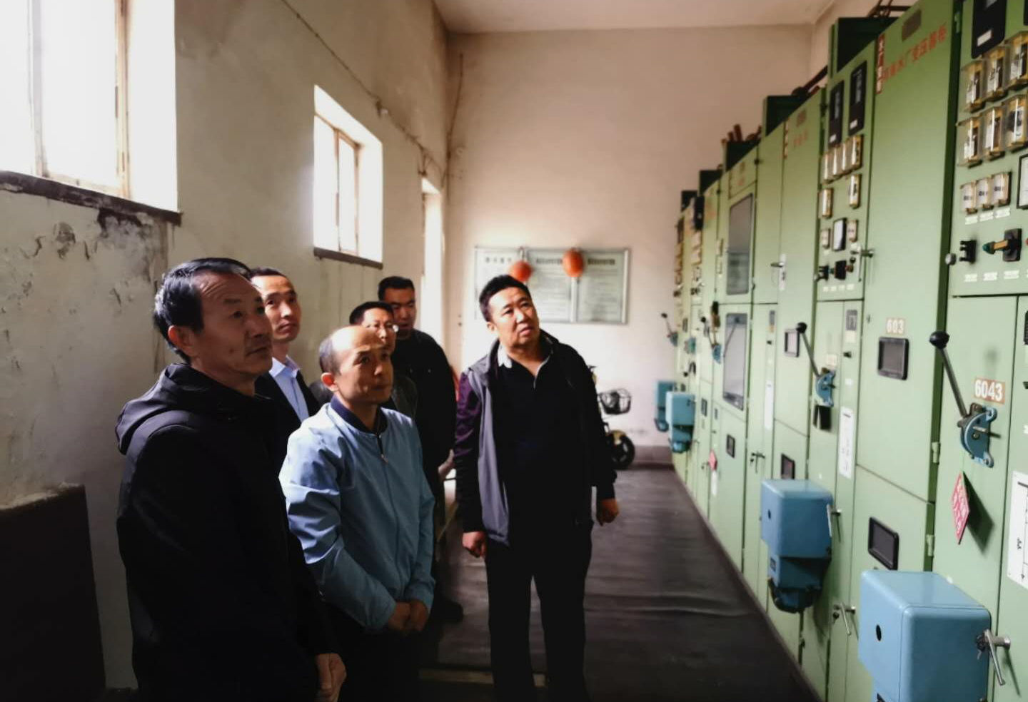 公司總經理王建人在供水、污水生產一線開展...